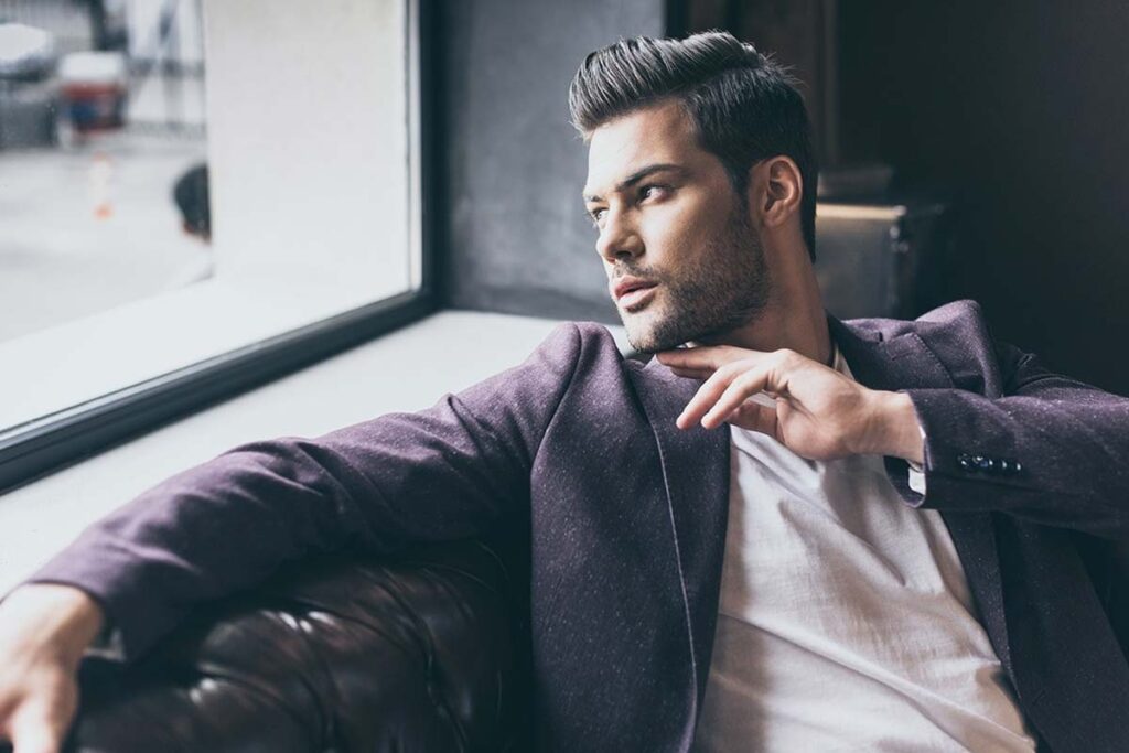 Coupe Pompadour moderne sur un homme séduisant