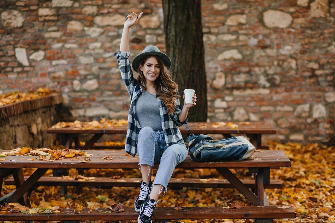 Jeune femme avec un chapeau étant heureuse et ayant confiance en elle