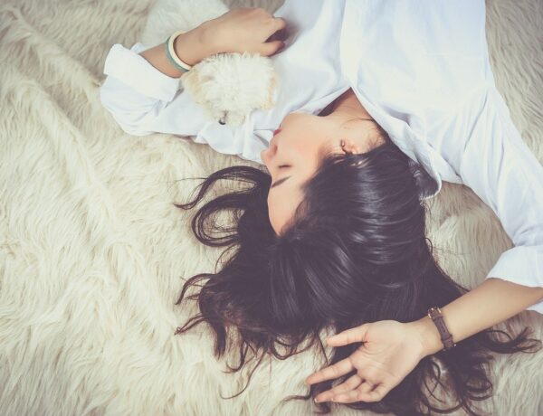 Jeune femme endormie sur un lit