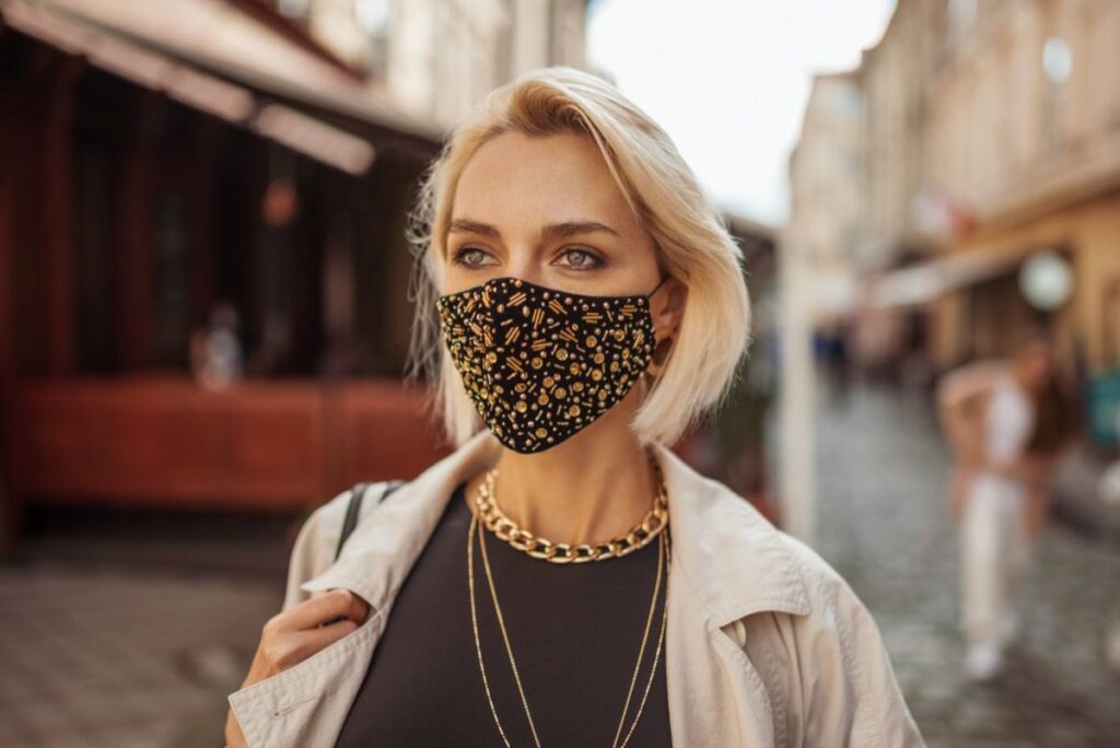 Femme portant un masque et un collier
