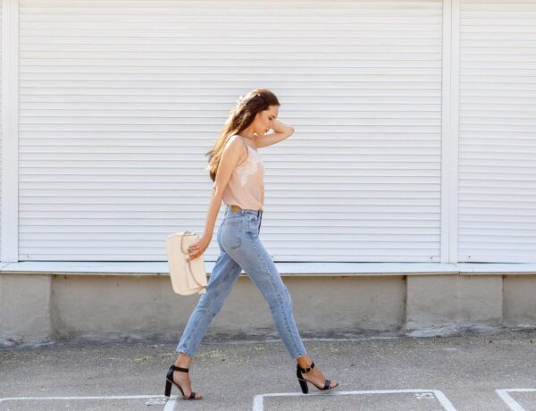 Jeune femme marchant dans la rue avec un jean slim