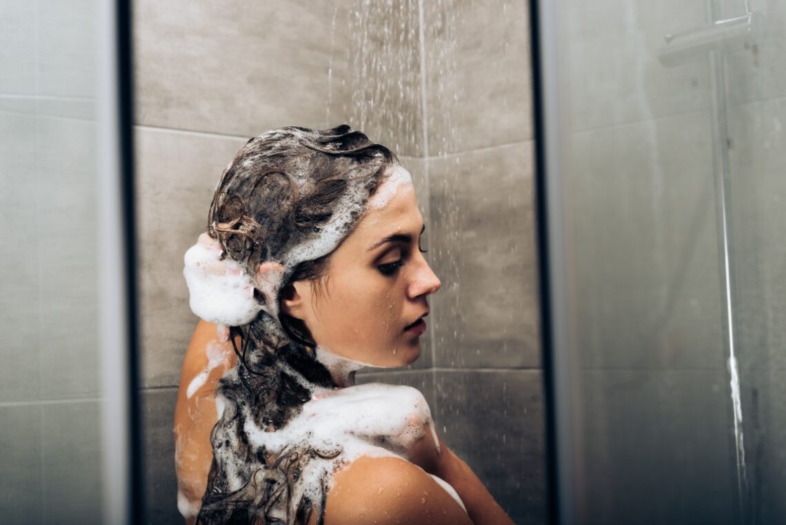 Femme cheveux gras se lave les cheveux