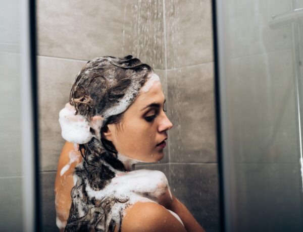 Femme cheveux gras se lave les cheveux
