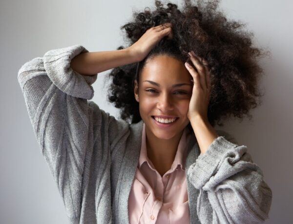 Femme noire avec cheveux crépus