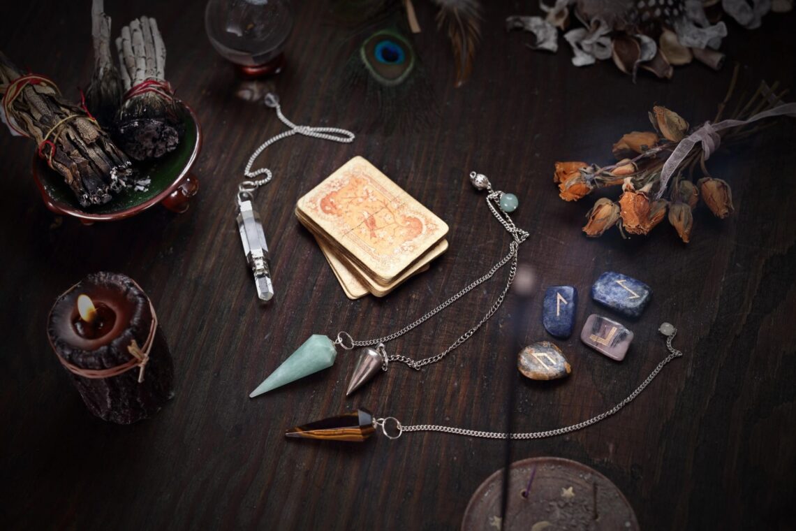 Pendule utilisé pour de la divination avec des cartes de tarot