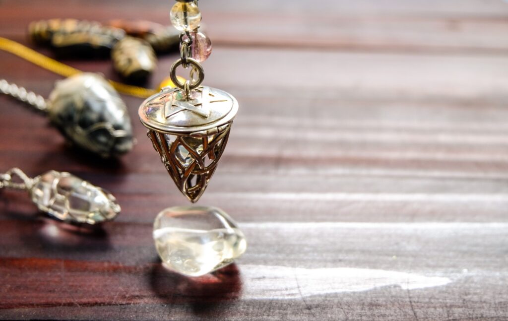Pendule en métal au dessus d'un cristal