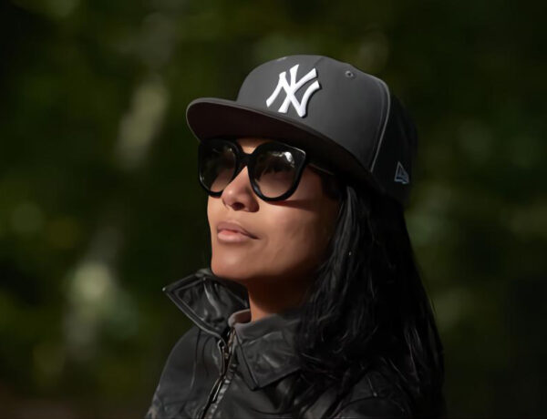 Femme porte une casquette New Era de New York