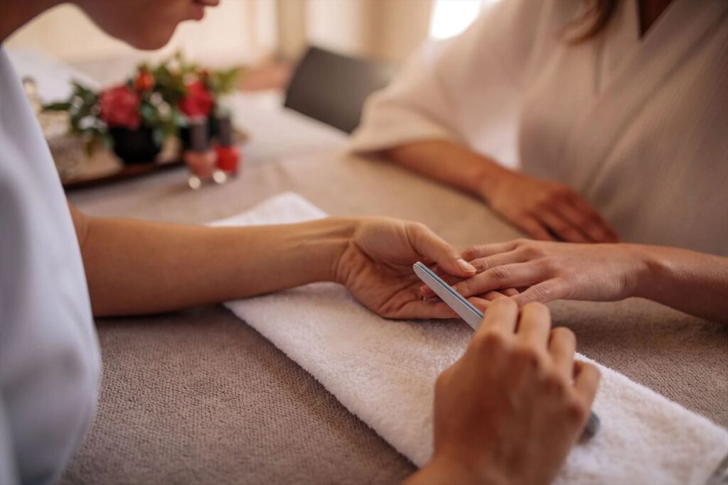 Soin des ongles pendant une manucure