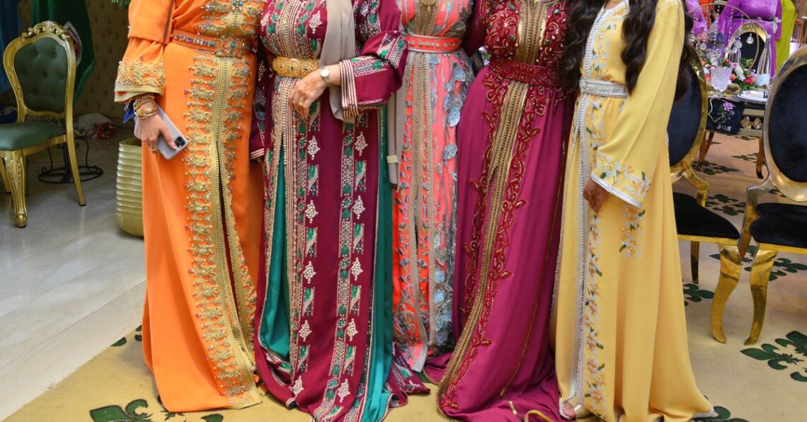 Jeunes femmes portant des caftans marocains