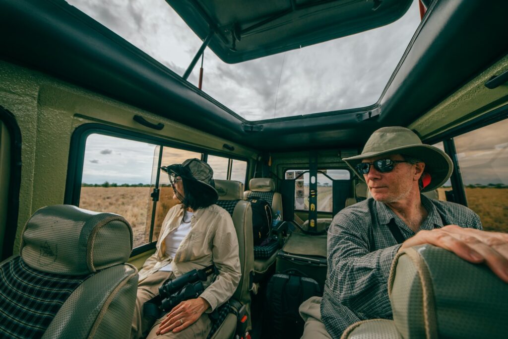 Couple habillé pour un safari au Botswana