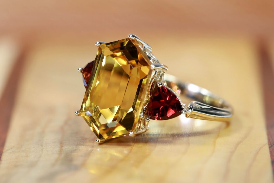 une bague en argent avec une pierre jaune
