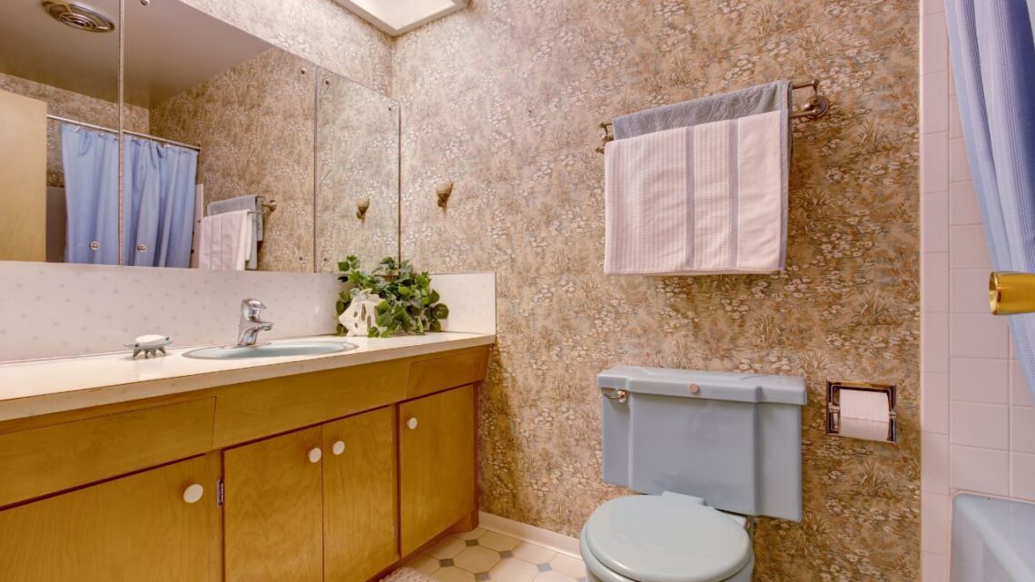Conseils pour poser du papier peint dans une salle de bain avec succès.