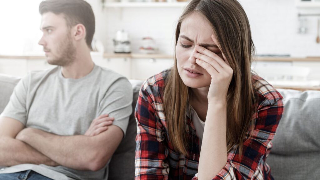 Le coût financier et matériel comme raison pour laquelle un homme reste avec une femme qu'il n'aime pas.

