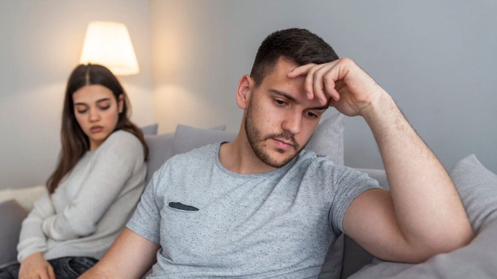 Espoir de résoudre les problèmes : pourquoi un homme reste avec une femme qu'il n'aime pas.